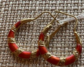 #152 - $78 - 14kt gold small hoops with enamel earrings 3.12 gr