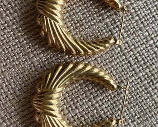 #147 - $120 - 14kt gold 2 set of hoops earrings 4.67 gr,
