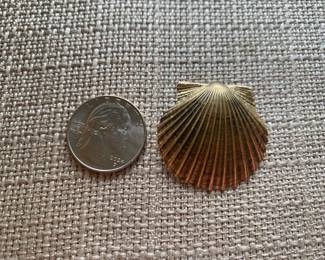 #147 - 14kt yellow gold pendant shell