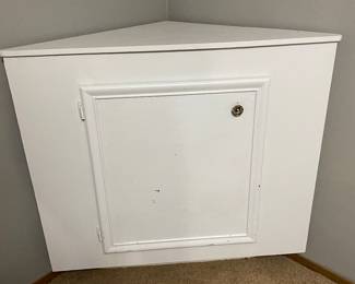 Corner cabinet