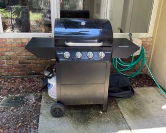 Nice clean gas grill, no rust, well maintained
