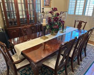 Lineage Dining Table w/ 8 Chairs and 2 Leaves
