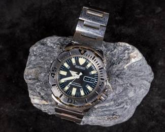 A Seiko Black Monster automatic diver's 200m watch. Day shows in both English & what appears to be Arabic. Watch is in good running condition on a steel Seiko bracelet. Appears to fit around a 7.5'' wrist. 42.5mm case size and 48mm lug to lug.