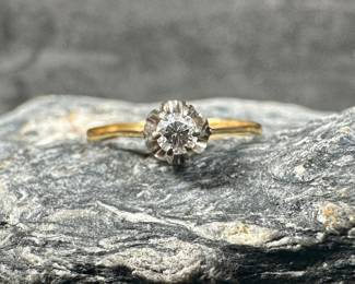 A stunning 14k gold ring with authentic diamond. Total approx. weight of 1.64 grams and is a size 6.5. Diamond and gold were professionally tested for authenticity.