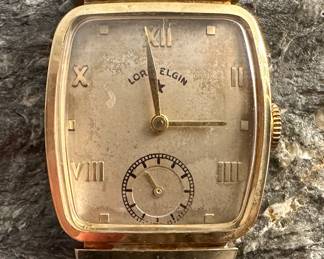 An antique Lord Elgin watch, marked 14K gold. Winds and runs. No band/bracelet included. 26mm case size with bezel and 36mm lug to lug. Total approx. weight of 21.27 grams.