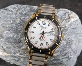 A vintage Seiko Olympic quartz watch in the original box from the 1992 U.S. Olympic Team. Will need at least a new battery to operate. 41.5mm case size with bezel and 43.5mm lug to lug on a stainless steel bracelet.