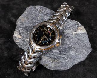 A Seiko Kinetic Sport 100 watch. Appears to run, but may require servicing. 42mm case size with bezel and 40mm lug to lug. On a stainless bracelet that fits around 7.25''-7.5'' wrist.
