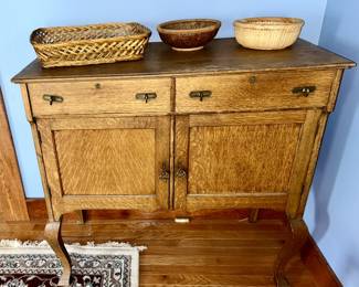 Antique oak cabinet, 2 doors and 2 drawers