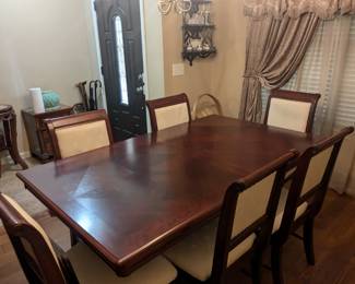 Dining table with 6 chairs 