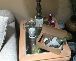 16 hands vase in front, nice marble based vintage lamp!