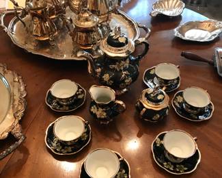 Beautiful service for 6 of your closet friends!