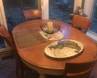 Kitchen dining table with 4 chairs and 1 leaf!