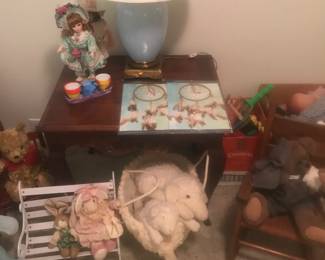 Nice table and lamp!