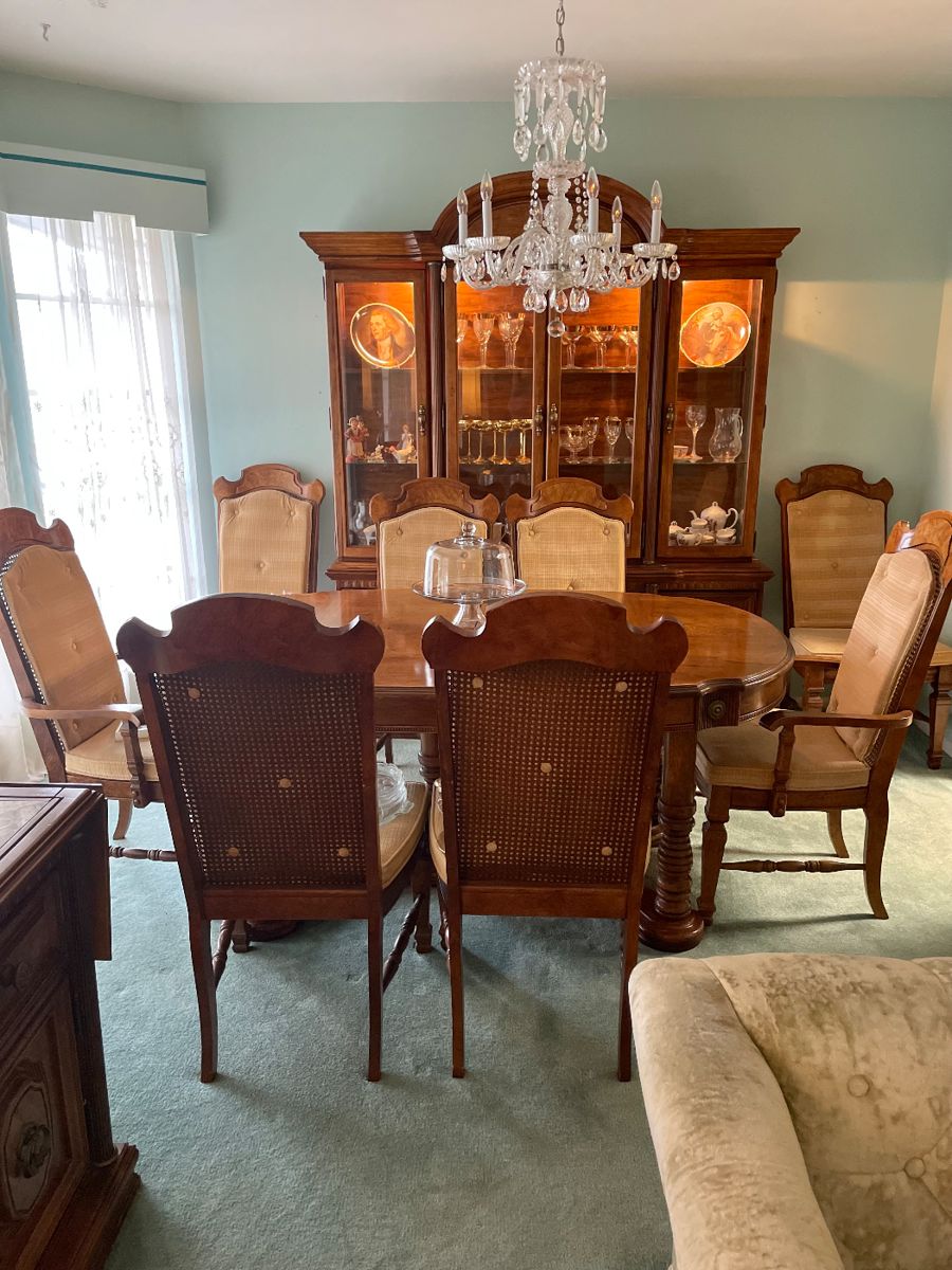 JESSUP DINING TABLE TABLE, 2 LEAVES AND 8 CHAIRS / BURL WOOD