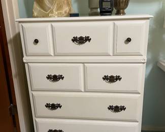 WHITE CHEST OF DRAWERS