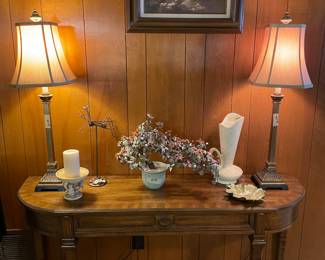 SOFA TABLE, 2 TABLE LAMPS, JADE FLORAL ARRANGEMENT