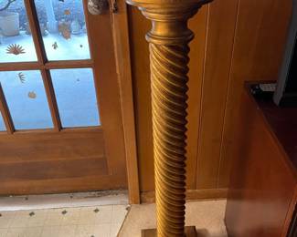 GOLD STAND OR PEDESTAL 