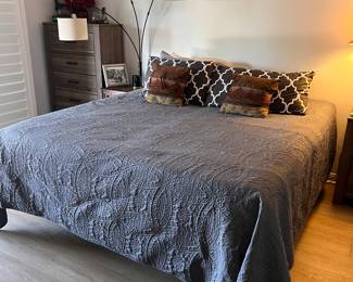 King size temperpedic bed