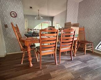 Dining table w 6 chairs 