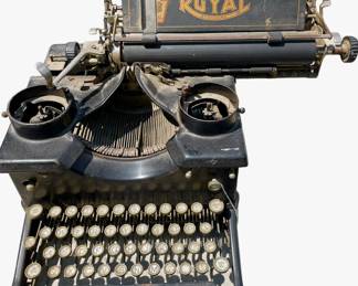 ANTIQUE ROYAL TYPEWRITER