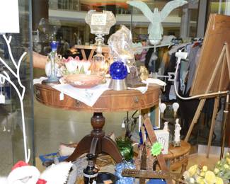 Outdoor flower holder, pencil artwork, end table, Roseville, Pebble Beach championship trophy.  Man and Woman lights.