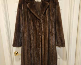 Full length mahogany mink fur coat. Elongated male minks (one mink per panel). Plus the matching hat. 
