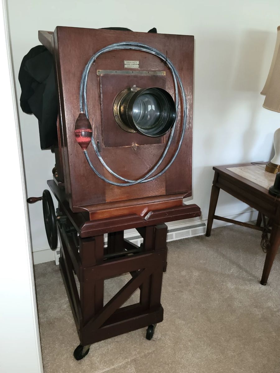 Antique Ansco camera and does have accessories.  Excellent condition!