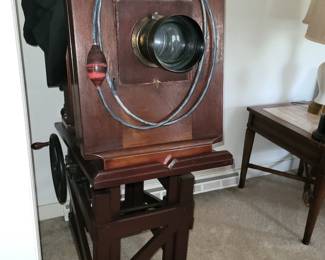 Antique Ansco camera and does have accessories.  Excellent condition!