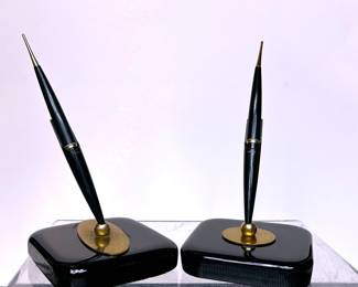 Vintage Parker Pens Desk Set .....To register so you can place bids go to www.capitolsalesservices.hibid.com 