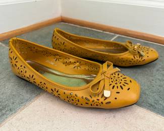 Women's Bala Mustard Yellow Leather Flats Size 6