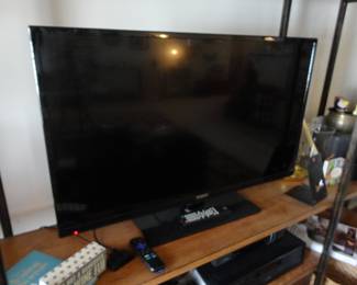 TV Model DW39F1Y1 (remote included)