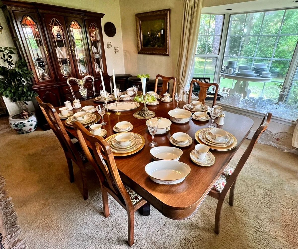 Dining Room Table & Chairs 