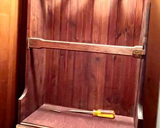 Gun storage rack with locking drawer