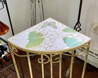 Corner table