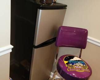 MTH electric train bar chairs x 2, bar fridge