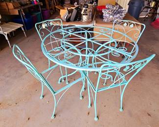 Vintage metal Patio table and 4 chairs. No seat cushions 