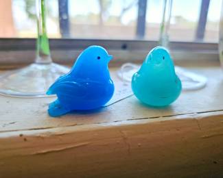 Tiny blue glass birds. aprox 1"