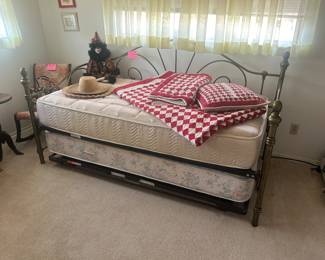 Trundle day bed