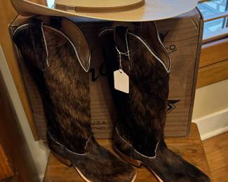 New Fenoglio custom ladies cow hair on hide boots size 7.5
Ladies straw cowboy hat