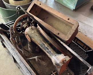 ANTIQUE SINGER SEWING MACHINE