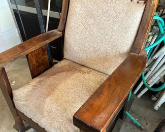 ANTIQUE OAK CHAIR
