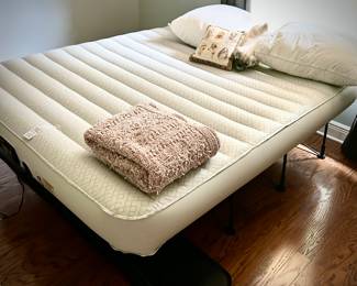 Inflatable queen bed