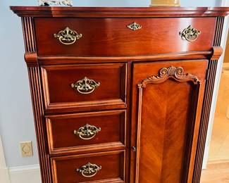 Lexington gentleman’s dresser
