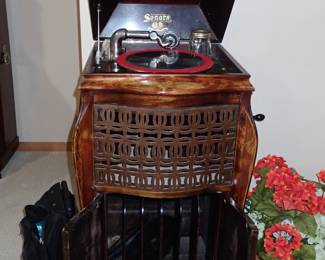 VICTROLA UP-RIGHT SONOR
