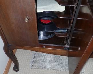 RECORD STAND / SLOTED INSIDE
