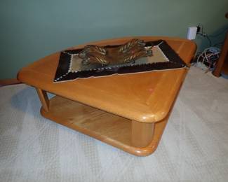 PIE SHAPE OAK COFFEE TABLE W/LIFT TOP
