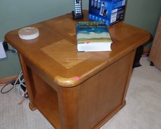 OAK END TABLE
