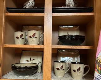 Dish set with square dinner plates 