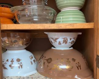 4 pc Pyrex Cinderella bowls 
