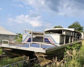 Classic 139T Lowe Pontoon W/ Johnson 40 Motor